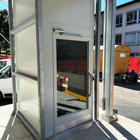 Homelift Motala 2000 Aussenlift in Stahlträgerkonstruktion