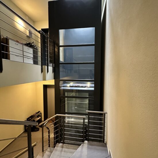 Homelift Kabinenlift im Treppenhaus von einem Mehrfamilienhaus