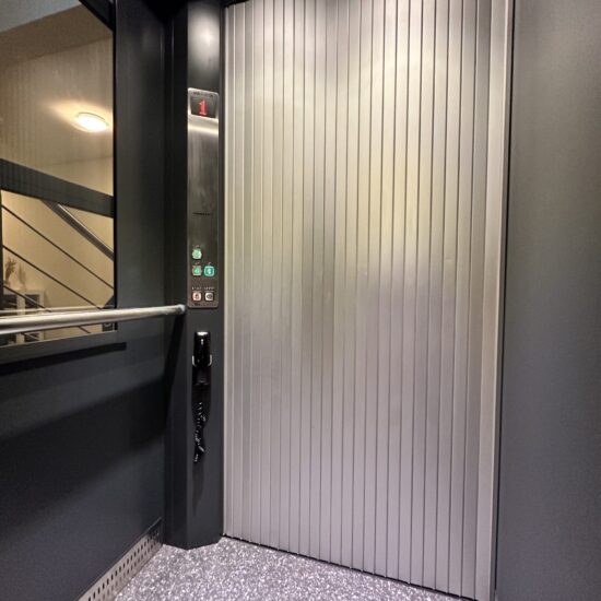 Kabine von einem Homelift mit Glas